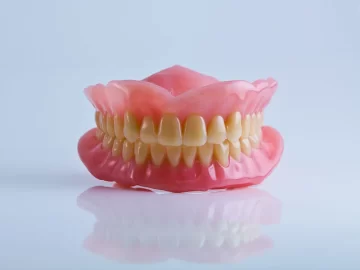 How to Clean Dentures Properly: Expert Tips for Long-Lasting Use